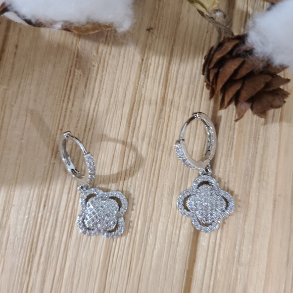🍀🍀NEW🍀🍀 EXQUISITE!! CZ Clover Dangle Earrings in SILVER Plating - Picture 7 of 15